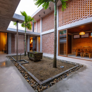 Nhà 321 m2 thiết kế ba gian với vườn cau, giếng nước giữa phố