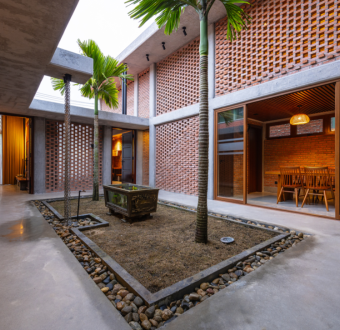 Nhà 321 m2 thiết kế ba gian với vườn cau, giếng nước giữa phố