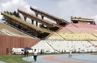 Sân vận động hút du khách vì khán giả không thể nhìn thẳng