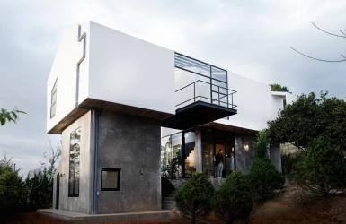 NGÔI NHÀ TÁCH ĐÔI GIỮA VƯỜN CÂY YÊN TĨNH Ở ĐÀ LẠT